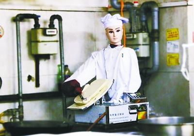 大学食堂削面机器人是个美女 花费8000元(图