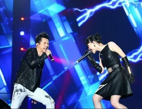 吴莫愁庾澄庆被曝同居坐实"师生恋" 曾演出公开接吻