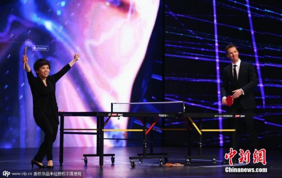 邓亚萍与卷福PK乒乓球 用饭铲完虐对方