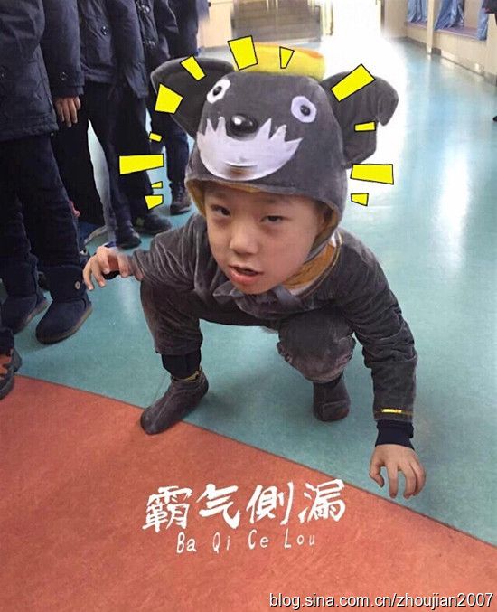 中国好舌头华少罕见全家福 八岁爱子古灵精怪