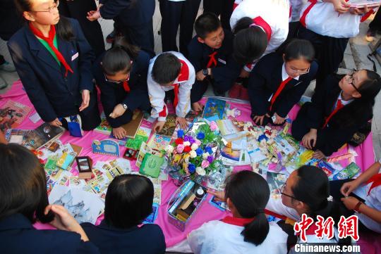 福建泉州中學生自辦“跳蚤市場”義賣援建希望小學