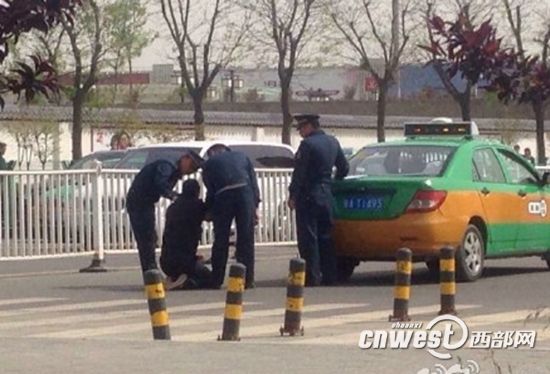 网传出租车司机给执法人员下跪 未央区政府回