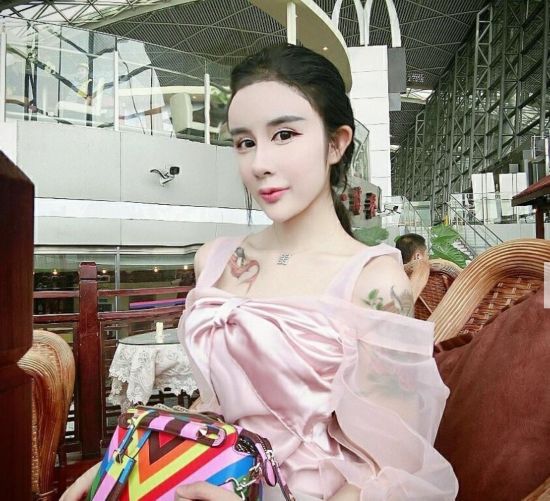 <em>15</em>岁<em>女孩</em>整成蛇精脸 自曝整容过程--重庆视窗