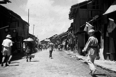 这是1945年8月21日芷江全城欢庆抗战胜利的场景.