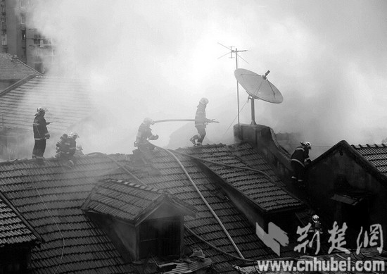 武汉83年历史老建筑起火爆炸 疑租户在家电焊