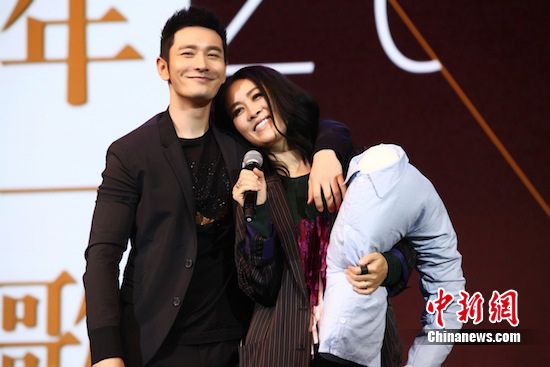 那英搂黄晓明:趁Angelababy不在怎么摸都行(图