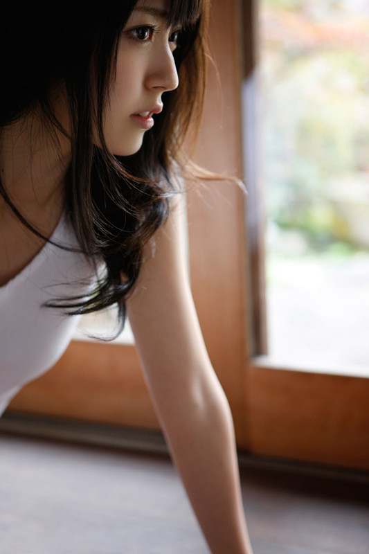 日本90后电眼萌妹铃木爱理制服秀