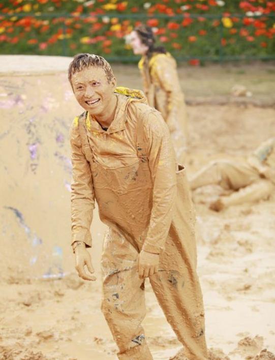 跑男2开播撞上郑凯生日 泥潭撕扯韩庚单手挑b