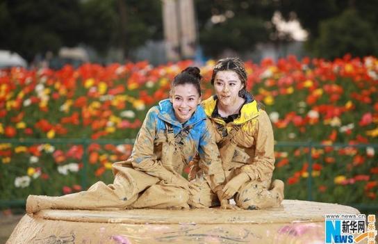 跑男2开播撞上郑凯生日 泥潭撕扯韩庚单手挑b