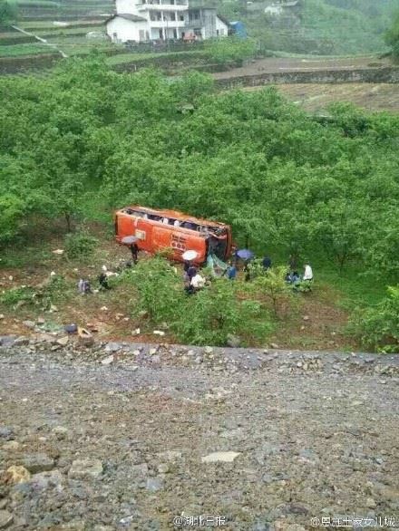 信阳一客车在湖北恩施翻下山崖 已致5人亡20人