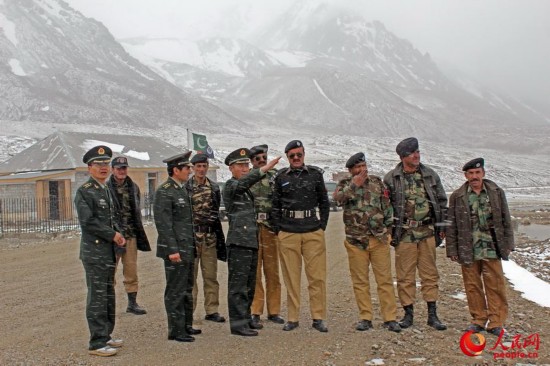 中国军人穿行死亡之谷见证中巴友谊:巴带路车