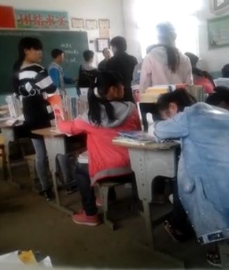 河南一中学老师课堂暴打女学生 有女生吓哭(图)