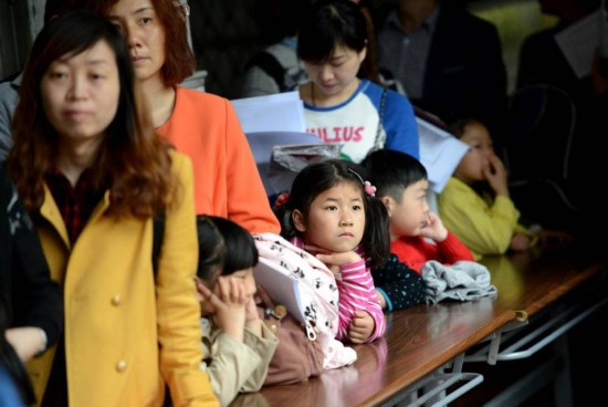 杭州民办小学招生 早上6点排队孩子打哈欠