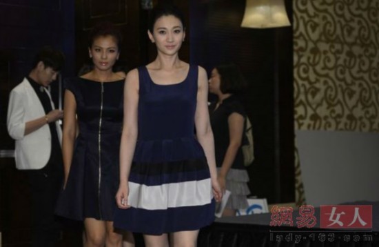 拍照别跟她们站一起《跑男2》范爷苹果光逼死