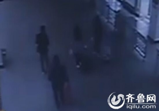 兰陵俩少女在校离奇失踪 翻墙出校园神秘男跟