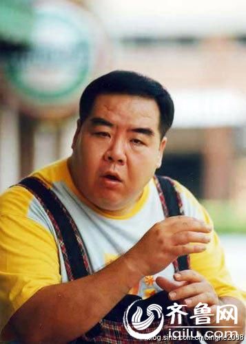 外型憨厚,天生一张令人发笑的脸,早期他一直是喜剧片的首选演员