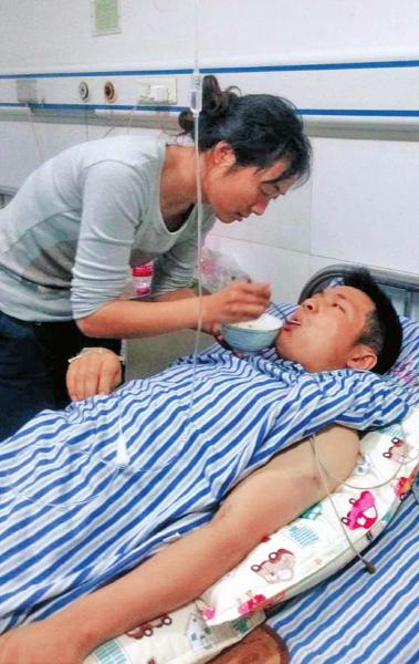 乐山一男子车祸被困 妻子抱着他喊坚持