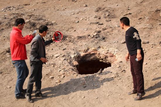 乌鲁木齐“火山口”成景点 众市民围观--山东频道--人民网