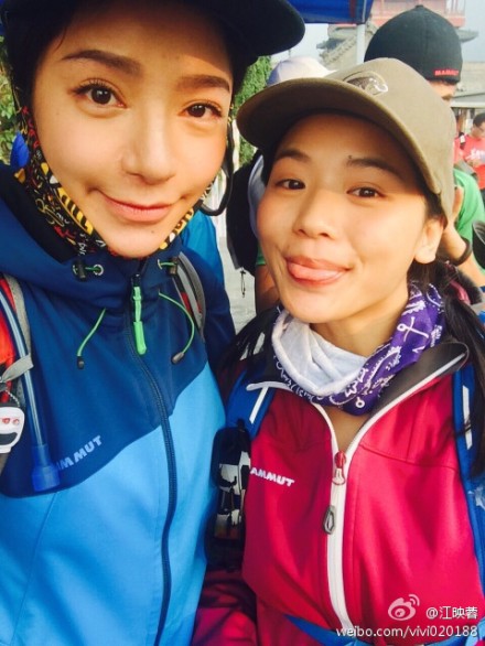 快女黄英晒结婚证曝曹帅求婚细节 挺7月孕肚购