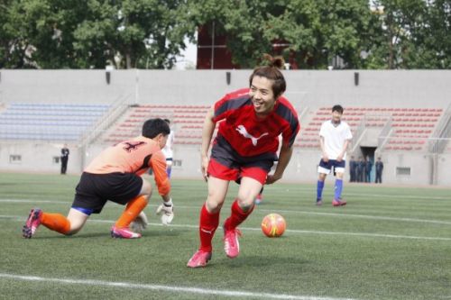 鹿晗足球春日会踢球庆生 穿红球衣扎冲天辫活力十足(图)--人民网·重庆视窗-重庆权威新闻门户