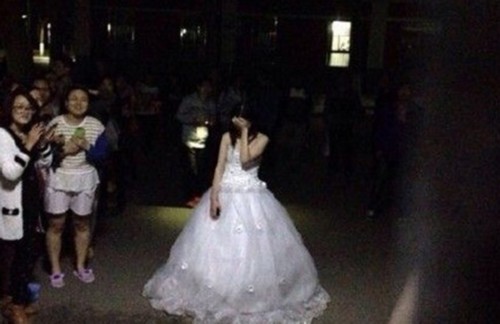 穿着婚纱去穿越_动漫婚纱情侣头像