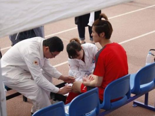 鹿晗踢足球庆生竟意外受伤?鹿晗小苹果头造型