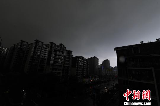 福州黑云压城 大雨倾盆