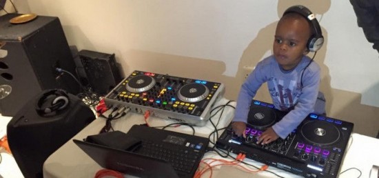 南非两岁DJ神童天赋禀异走红网络