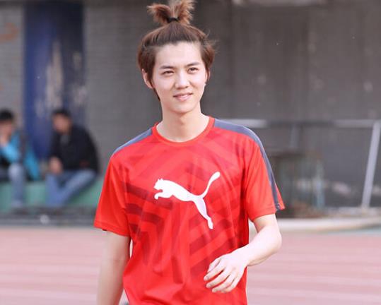 鹿晗踢足球庆生竟意外受伤?鹿晗小苹果头造型