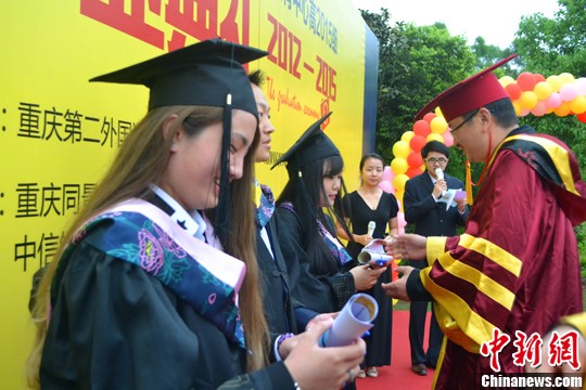 重庆一高中举行西式毕业成人礼