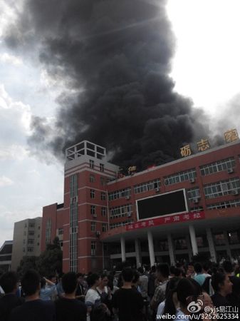 南充一中新校区教学楼大火烧了30分钟 学生正