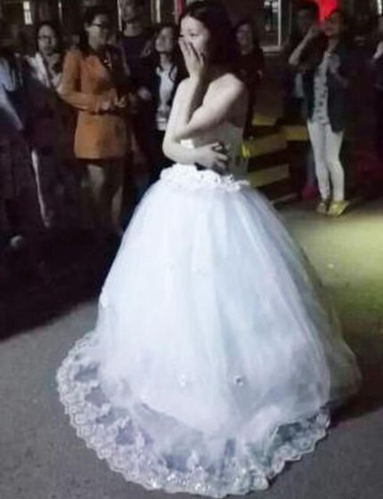 少女穿婚纱_穿婚纱的少女动漫头像
