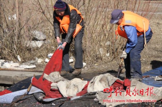 海拉尔区市政管理处清理626小河垃圾