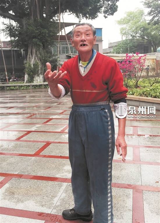 老人蜗居公园多年扫舞池换食物 网友发起寻亲