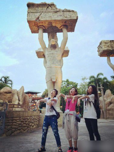 Selina素颜跷二郎腿拉筋 因烧伤难排汗痛苦(图