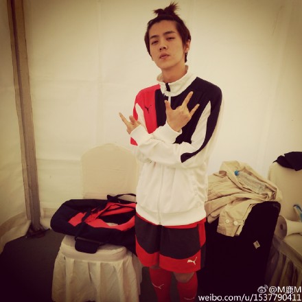 鹿晗生日粉丝帮庆生 小鲜肉出道旧照模样大不