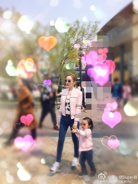李小璐<em>母女</em>街拍 馨爷穿风衣扎马尾<em>娇羞</em>变淑女