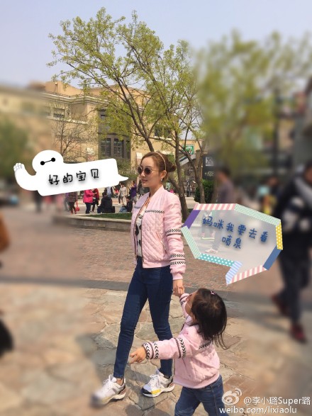 李小璐<em>母女</em>街拍 馨爷穿风衣扎马尾<em>娇羞</em>变淑女