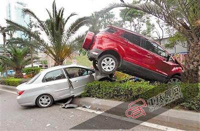 实习女司机驾越野车骑轿车车顶飞进隔离带