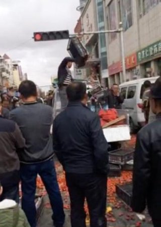宁夏城管与草莓商贩冲突视频公布:商贩倾倒草