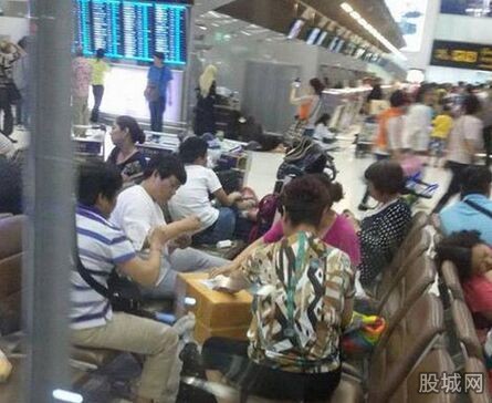 大妈泰国机场打牌遭批 细数泰国旅游注意事项