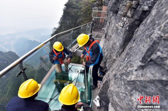 张家界天门山玻璃栈道换新装