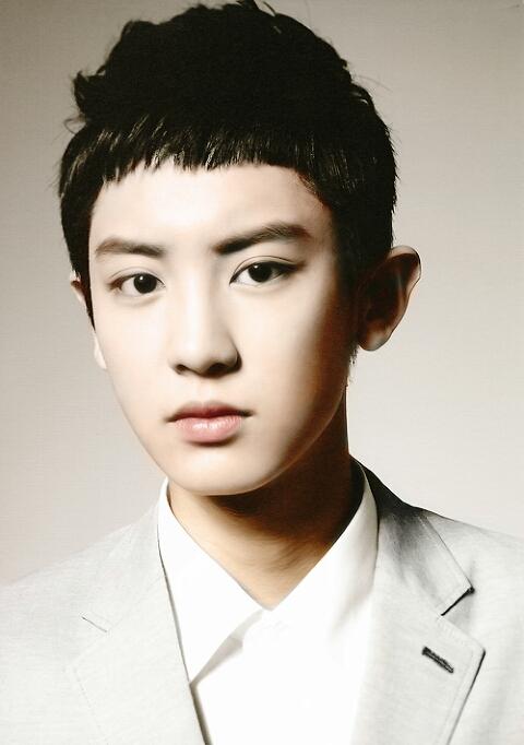 EXO灿烈出道前照片曝光 被疑整容引热议--人民
