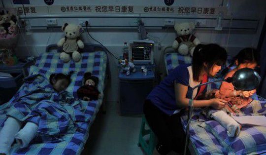 <em>双胞胎</em>女孩<em>脚筋被砍断</em> 家庭矛盾令亲人成为魔