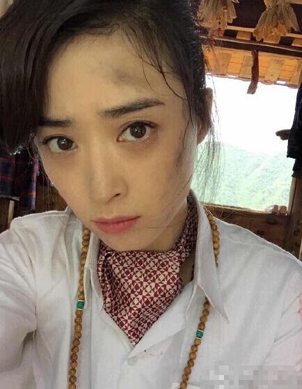 蒋欣一天内造型多变 时而凌乱时而干练\/图