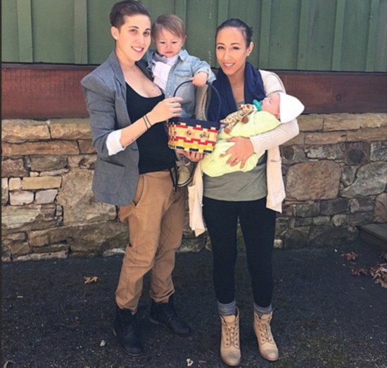 美国一对女同性恋者相继怀孕 甜蜜全家福曝光