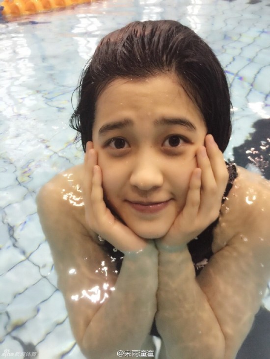女子游泳队频出美女 16岁大眼萌妹可爱至极