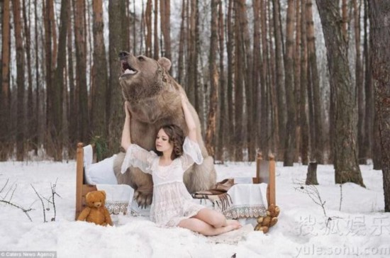 俄罗斯女模特雪中与棕熊合影 号召公众减少猎