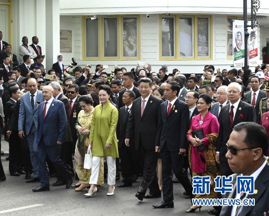 4月24日，国家主席习近平在印度尼西亚万隆出席万隆会议60周年纪念活动。这是习近平主席和夫人彭丽媛同亚非国家的领导人一起参加缅怀先贤的“历史性步行”。新华社记者李学仁摄
