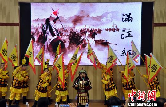 武汉小学生用现代教育形式演绎传统文化快乐阅